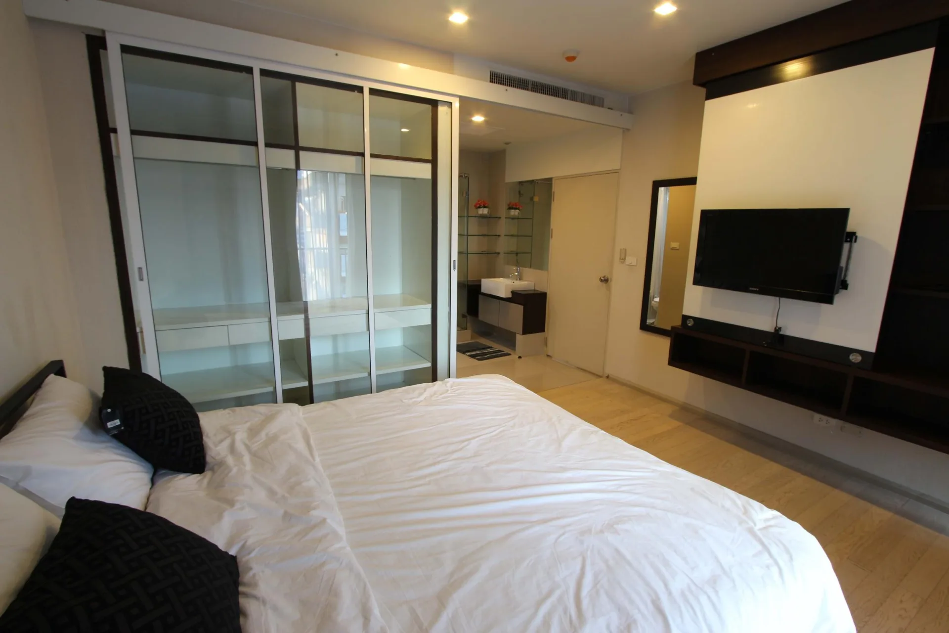 Property photos for Noble Solo