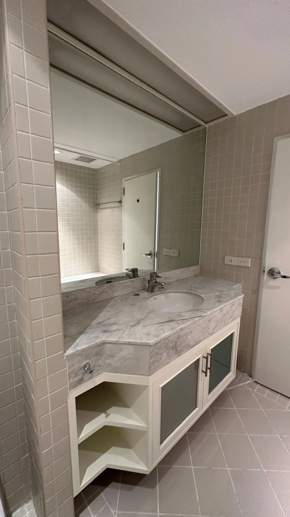 Property photos for Langsuan Ville