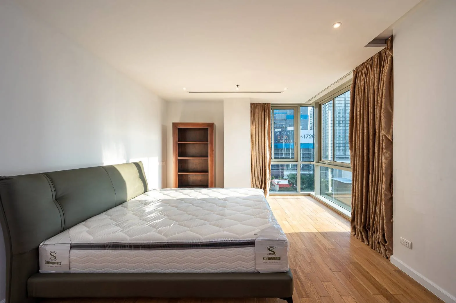 Property photos for The Legend Saladaeng