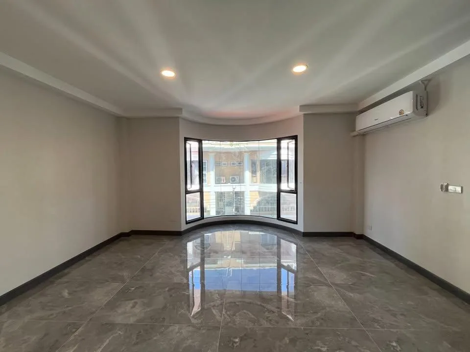 Property photos for White Mansion