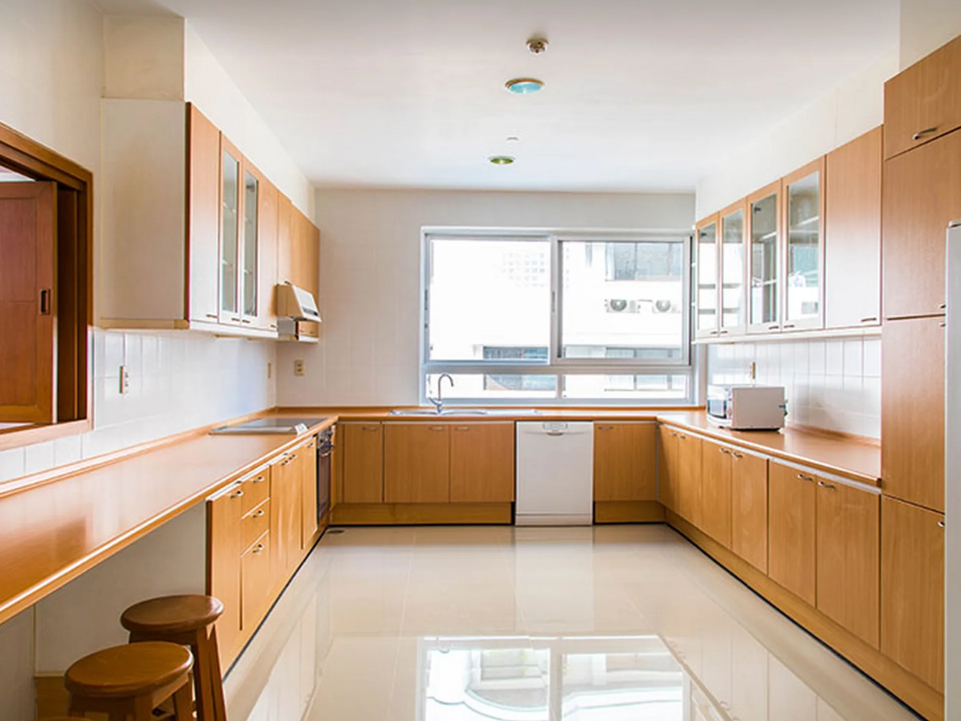 Property photos for Krungthep Thani Tower