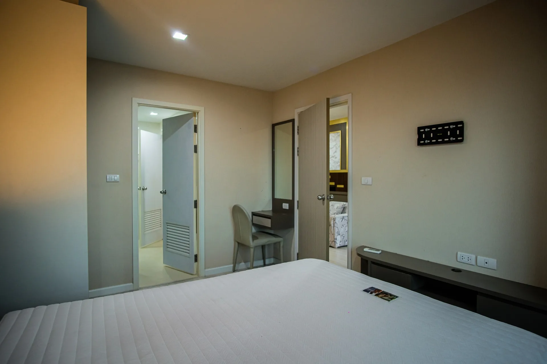 Property photos for Metro Luxe Rama 4