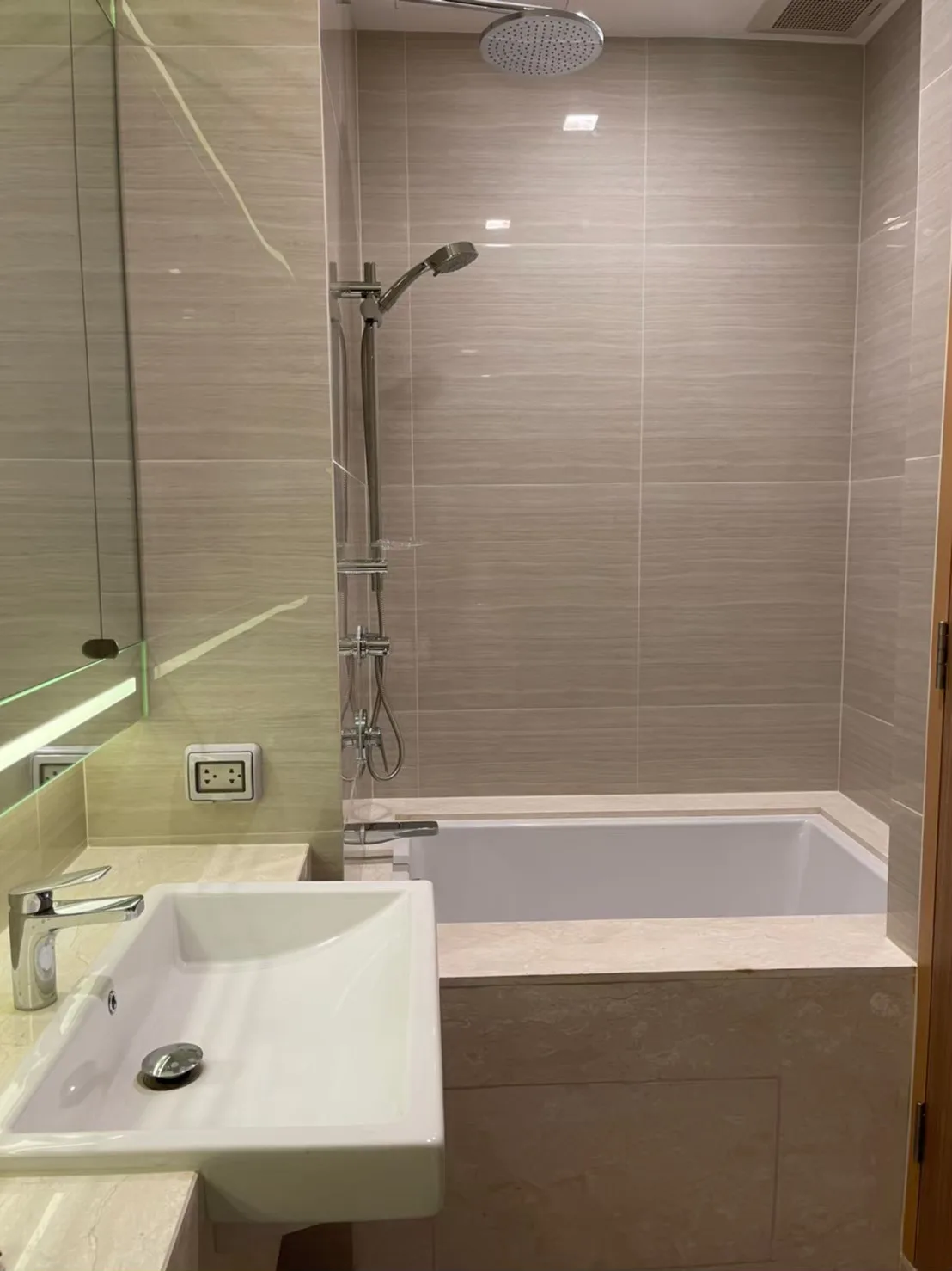 Property photos for Noble BE 33