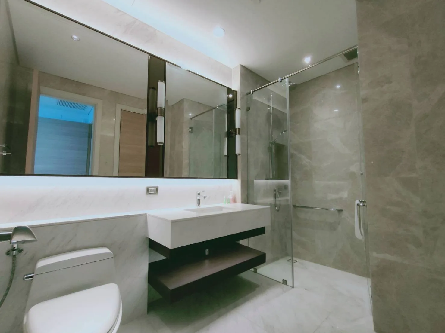 Property photos for Sindhorn Residence