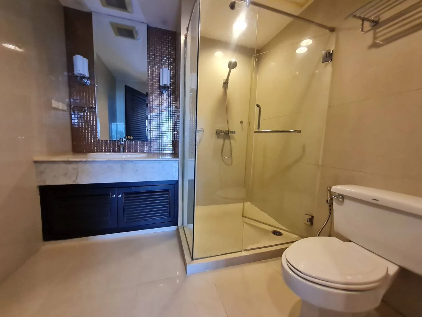 Property photos for Lake Green