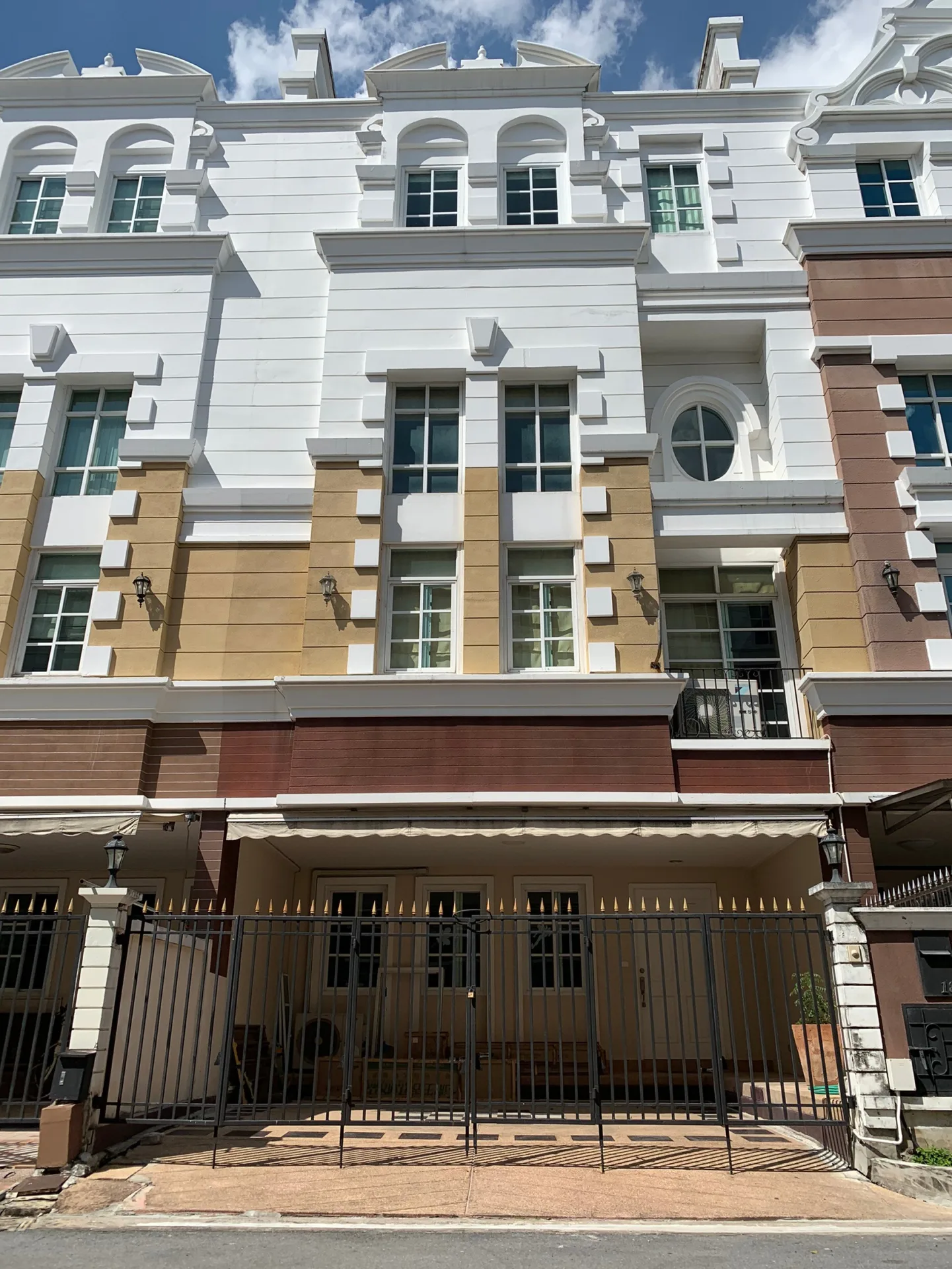 Property photos for Townhouse Soi Santi Suk