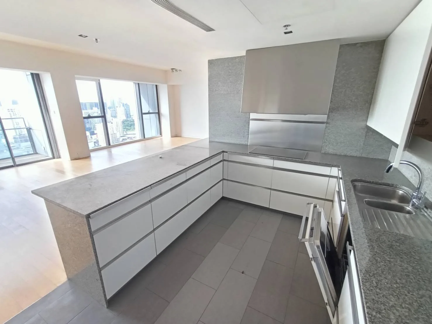 Property photos for The Met