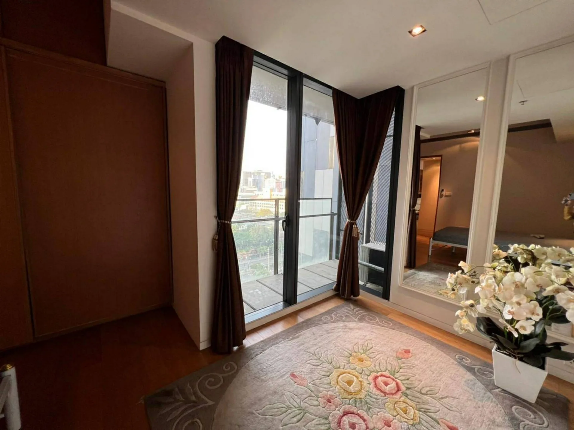 Property photos for The Met