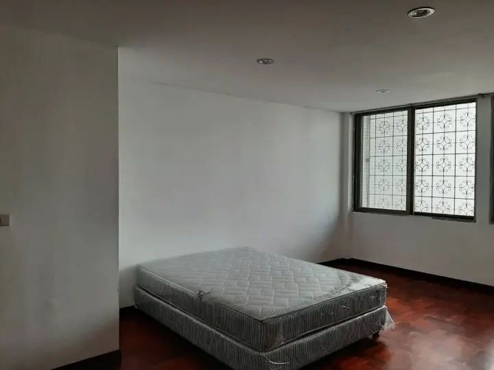 Property photos for Sriratana Mansion 1