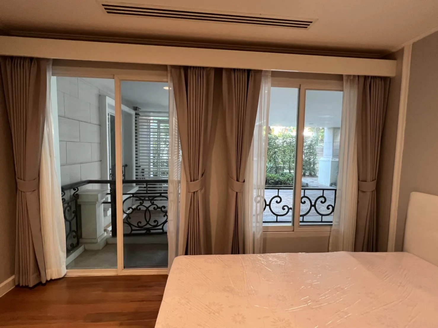 Property photos for La Vie En Rose Place