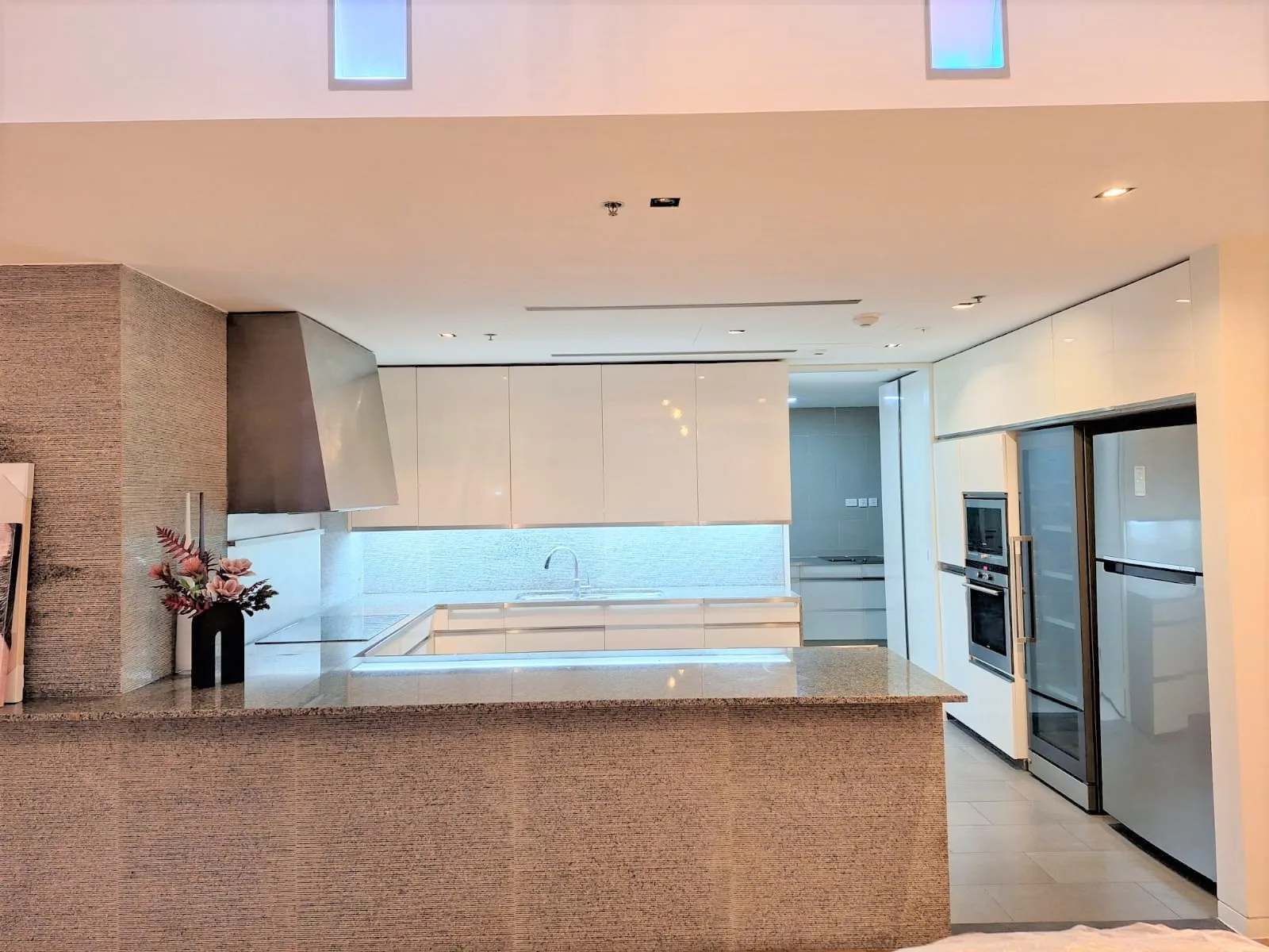 Property photos for The Met