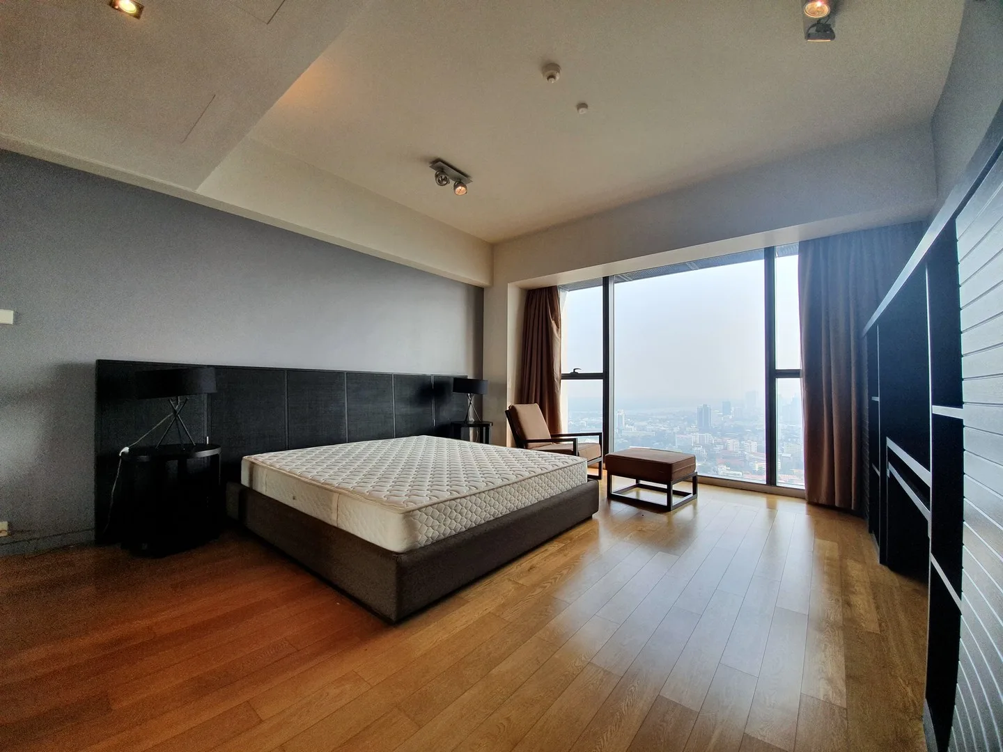 Property photos for The Met