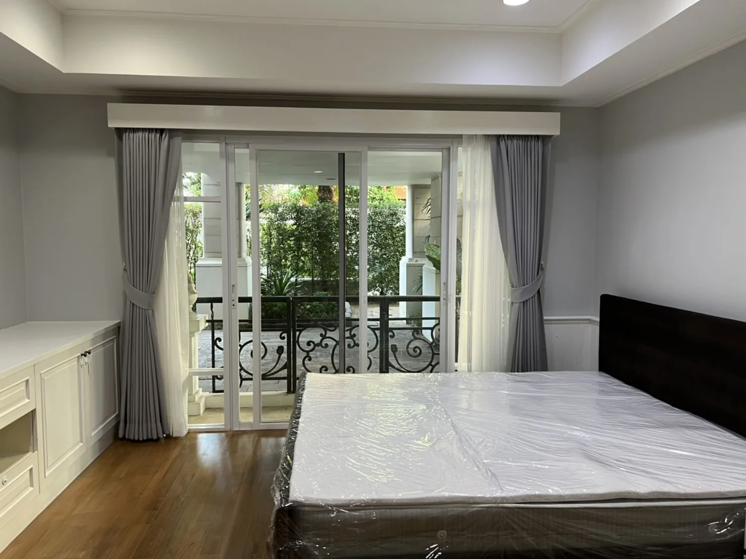 Property photos for La Vie En Rose Place