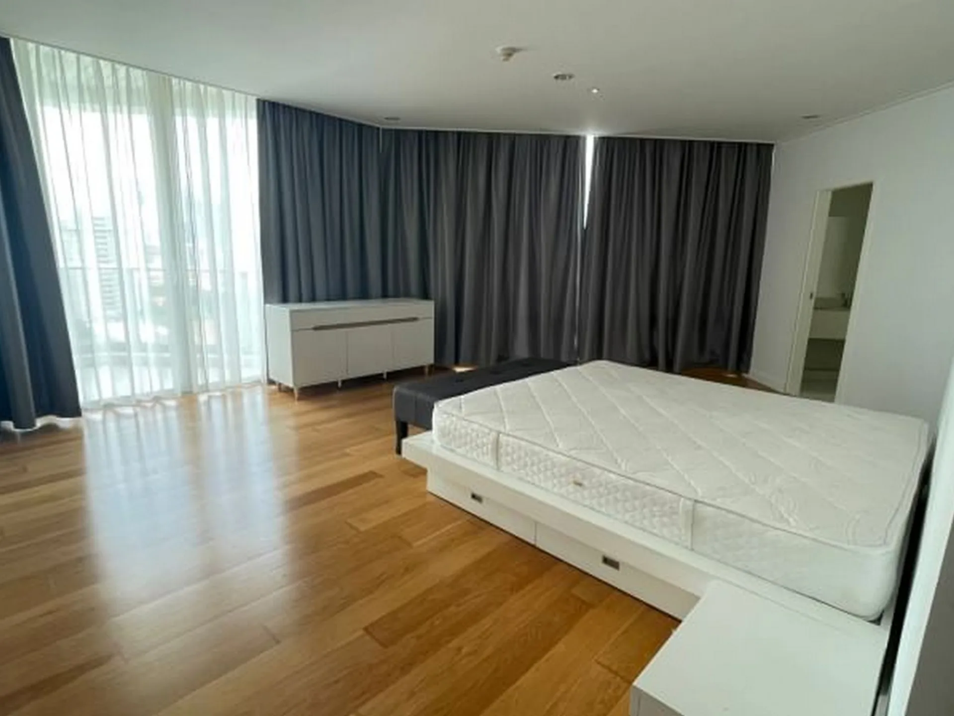 Property photos for Chamchuri Square Residence