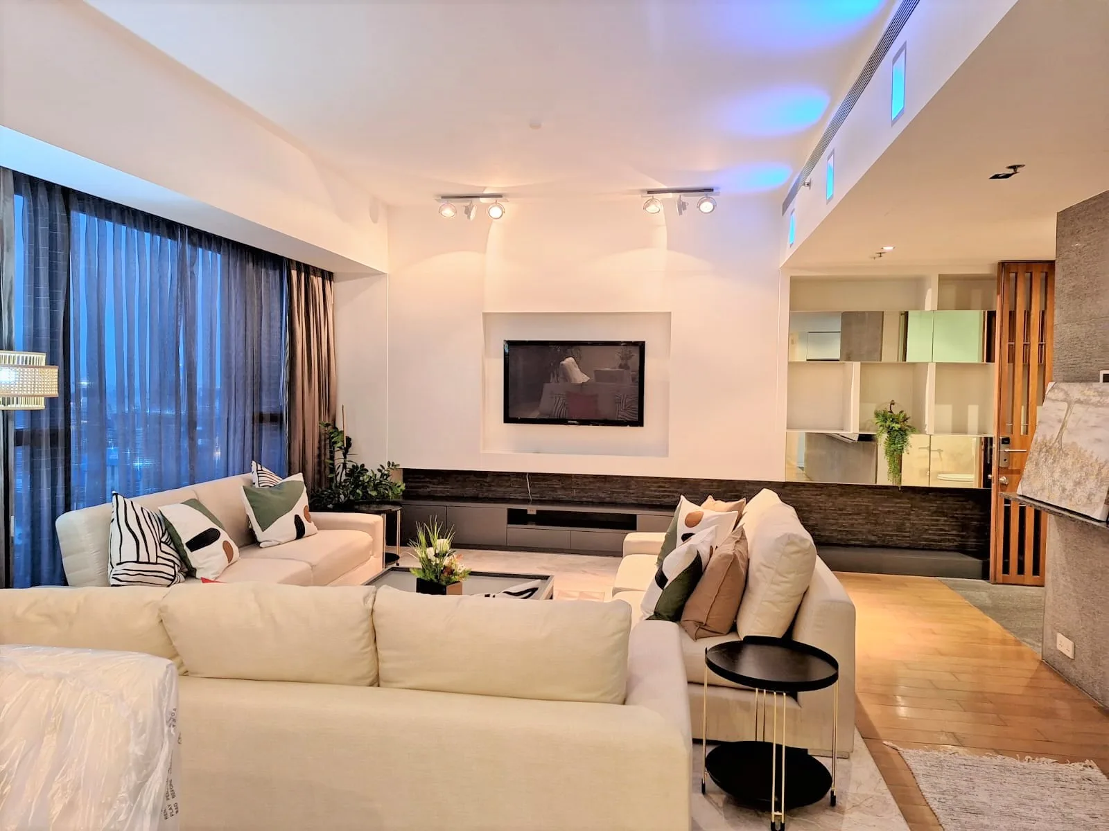 Property photos for The Met