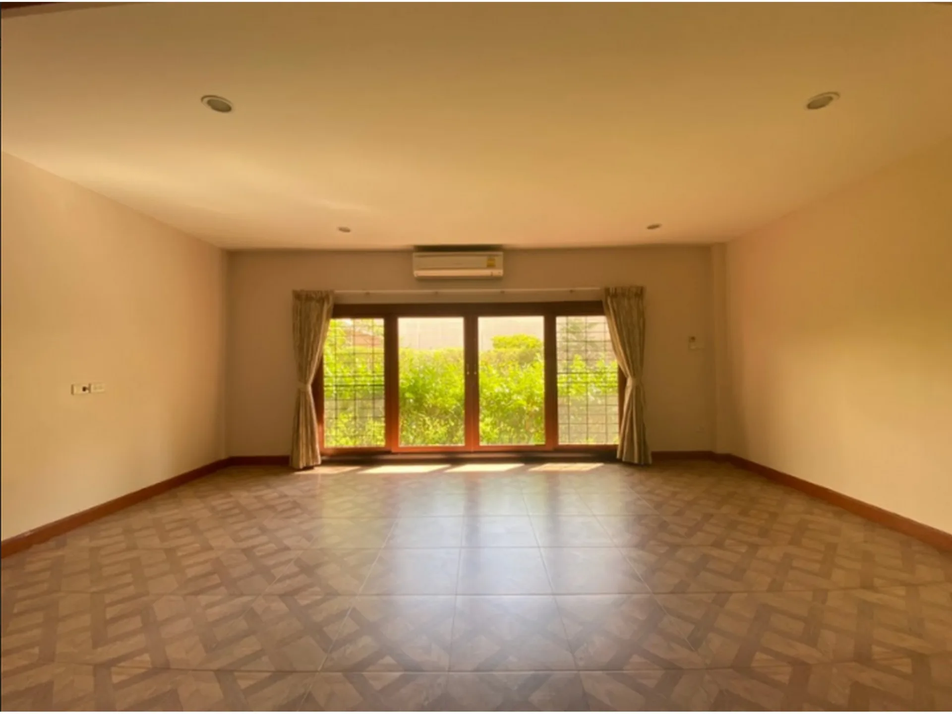 Property photos for 13 Yaek Soi Sammit